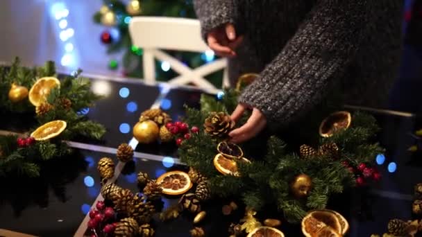 Decorator Maakt Een Nieuwjaarskrans Van Naalden Kegels Gedroogd Fruit Hoge — Stockvideo