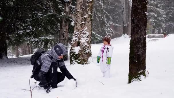 Niña Está Parada Bosque Cubierto Nieve Madre Hacer Muñeco Nieve — Vídeo de stock