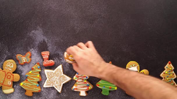 Arrangement Van Kerstkoekjes Donkere Achtergrond Hoge Kwaliteit Beeldmateriaal — Stockvideo