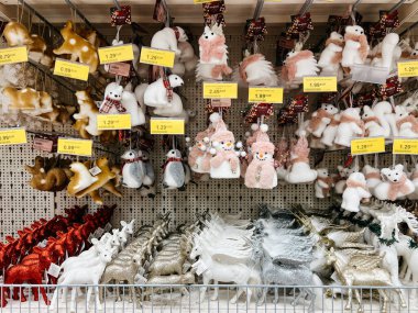Renkli Noel hayvanlarının heykelcikleri süpermarkette raflarda asılı duruyor. Yüksek kalite fotoğraf