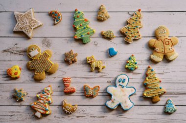 Açık ahşap bir masada renkli kremalı Noel kurabiyeleri var. Yüksek kalite fotoğraf