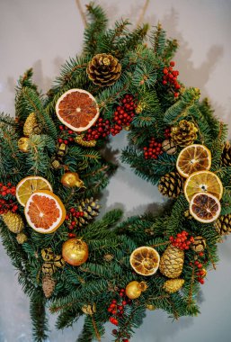 Kurutulmuş meyve ve koni parçalarıyla süslenmiş Noel çelengi. Yüksek kalite fotoğraf