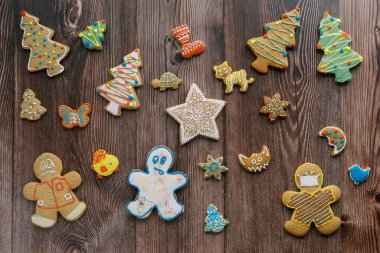 Renkli zencefilli kurabiyeler, siyah ahşap bir masanın üzerinde yatar. Yüksek kalite fotoğraf