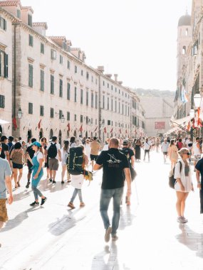 Kalabalık insanlar eski kasabanın kaldırımlı caddesinde yürürler. Yüksek kalite fotoğraf