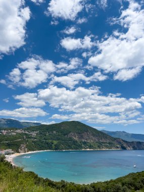 Yüksekdağ sıralarıyla çevrili koyda bulutlu bir gökyüzüne karşı yatlar yüzer. Yüksek kalite fotoğraf