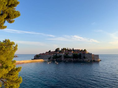 Gemiler açık ufukta Sveti Stefan adası yakınlarında demirlemiş durumda. Karadağ. Yüksek kalite fotoğraf