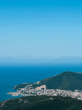 Deniz kıyısındaki bir dağ sırasının eteklerindeki tatil köyü. Yüksek kalite fotoğraf