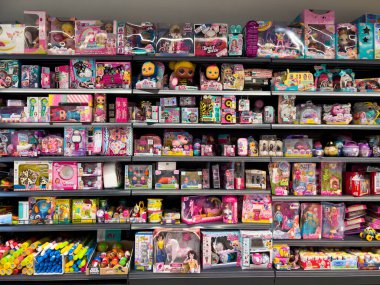 Süpermarkette renkli bebek ve oyuncaklar satılıyor. Yüksek kalite fotoğraf