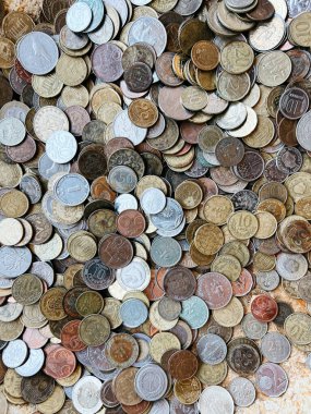 Metal para yığını bir taşın üzerinde yatıyor. Yüksek kalite fotoğraf