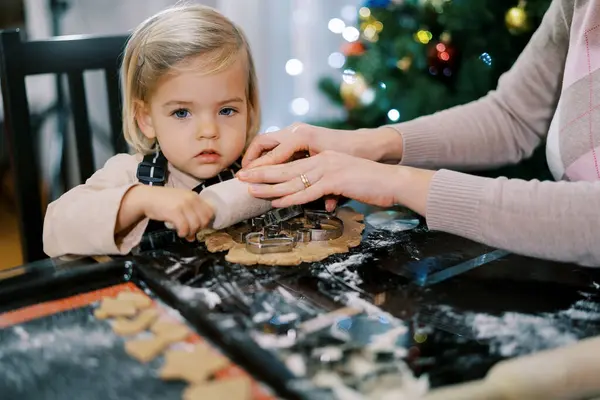Little Girl Her Mother Rolls Out Cookie Cutters Piece Dough — Stock Photo, Image