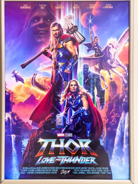 Kolorowy Plakat Filmowy Kinie Podpis Thor Miłość Grzmot Wysokiej Jakości Obrazy Stockowe bez tantiem