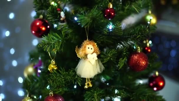 Chica Sonriente Decora Árbol Navidad Con Bolas Brillantes Imágenes Alta — Vídeos de Stock
