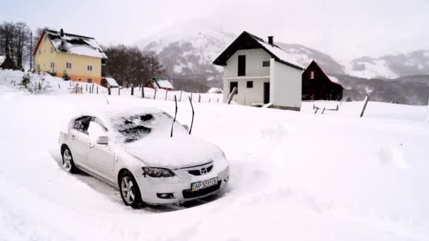 Karla Kaplı Araba Dağlardaki Bir Kulübenin Yanında Karda Duruyor Yüksek — Stok video