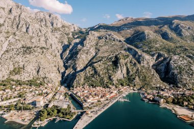 Deniz kıyısındaki dağların eteklerinde dar kanalları olan eski Kotor kasabası. Karadağ. Drone. Yüksek kalite fotoğraf