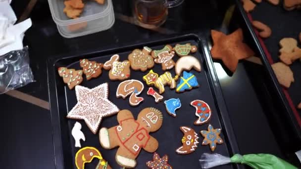 Biscotti Natale Decorati Con Ornamenti Glassa Colorati Trovano Vassoio Filmati — Video Stock