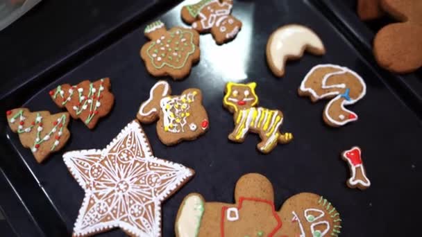 Versierd Met Gekleurde Glazuur Kerst Peperkoek Koekjes Liggen Een Bakplaat — Stockvideo