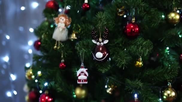 圣诞树上装饰着天使 鹿和球的雕像 高质量的4K镜头 — 图库视频影像