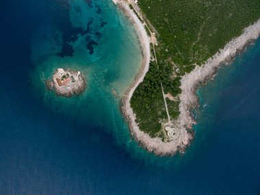 Mamula Yarımadası yakınlarındaki Otocic Gospa Adası. Karadağ. Drone. Yüksek kalite fotoğraf