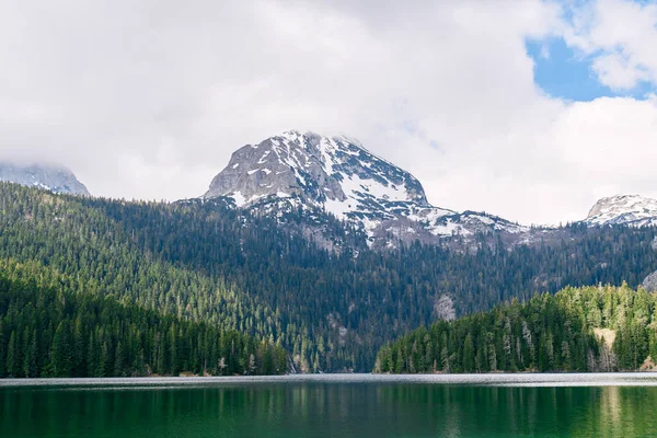 Kara Göl, Bobotov Kuk Dağı 'nın karlı zirvesine bakıyor. Durmitor Ulusal Parkı, Karadağ. Yüksek kalite fotoğraf