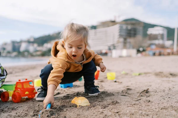 Gadis Kecil Berjongkok Pantai Dan Menggali Pasir Dengan Mulut Terbuka — Stok Foto
