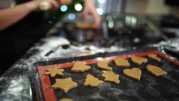 Ritagli Biscotti Natale Trovano Foglio Cottura Forno Sullo Sfondo Una — Video Stock