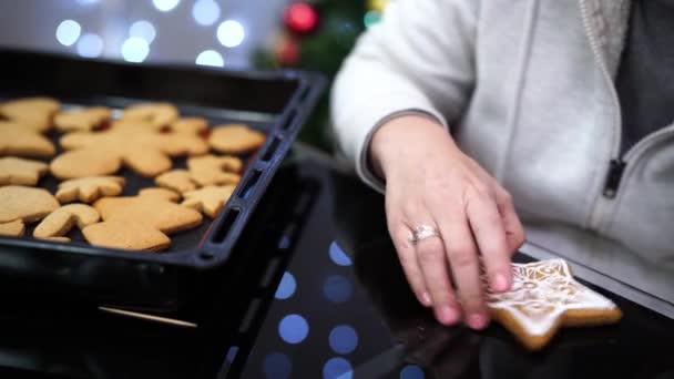 Confectioner Dessine Des Motifs Glaçage Sur Des Biscuits Pain Épice — Video