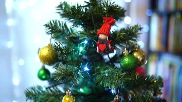 一个女孩的雕像 她的心脏挂在一棵圣诞树的枝子上 挂在明亮的花环中 高质量的4K镜头 — 图库视频影像