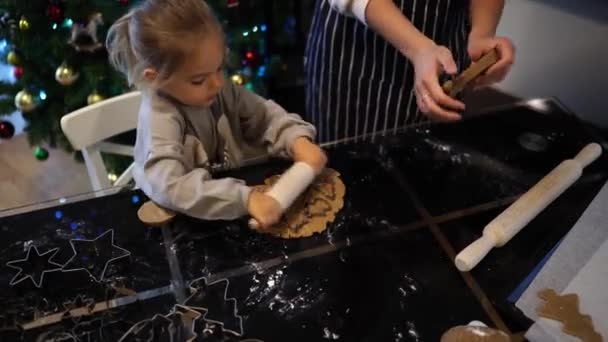 Bambina Stende Tagliabiscotti Pasta Con Mattarello Filmati Alta Qualità — Video Stock