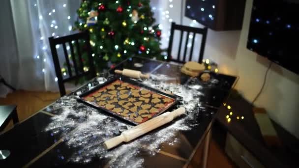 桌上放着各种形状的圣诞饼干烤着的薄片 高质量的4K镜头 — 图库视频影像
