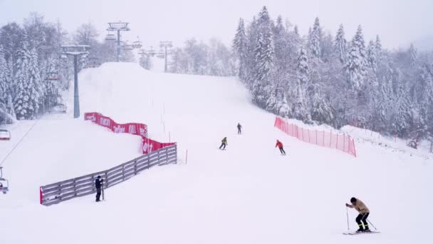 Skifahrer Fahren Vom Schneebedeckten Berg Entlang Des Skilifts Hinunter Hochwertiges — Stockvideo
