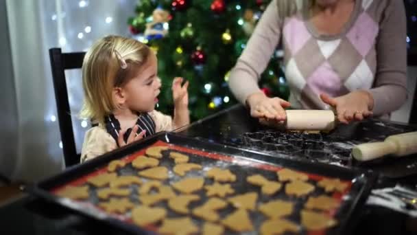 Küçük Kız Annesine Zencefilli Ekmek Hamuru Sararken Bakıyor Yüksek Kalite — Stok video