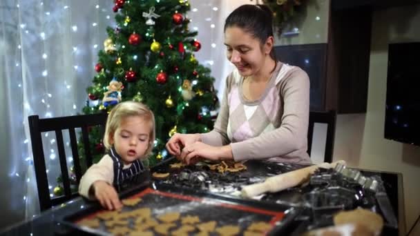 엄마와 소녀는 베이킹 시트에 반죽으로 쿠키를 있습니다 고품질 — 비디오