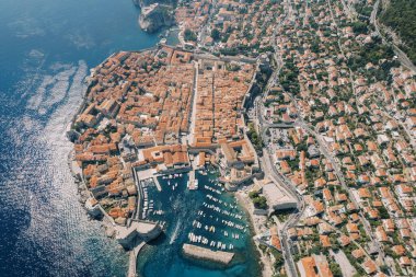 Dubrovnik 'te kale duvarları ve limanı olan eski bir kasaba. Hırvatistan. Hava görüntüsü. Yüksek kalite fotoğraf