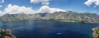 Kotor Körfezi bir dağ silsilesiyle çevrilidir. Karadağ. Drone. Panorama. Yüksek kalite fotoğraf