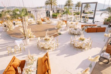 Bilardo masasında sandalyeli şenlikli yuvarlak masalar. Üst Manzara. Yüksek kalite fotoğraf