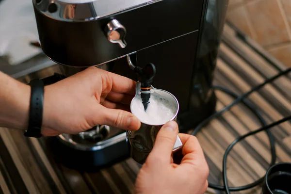 Barkeeper Schlägt Milch Der Milchkanne Mit Einem Cappuccinatore Einer Kaffeemaschine Stockbild
