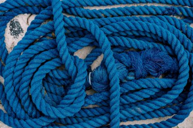 Düğümlü mavi ip, taş zeminde katlanmış. Üst Manzara. Yüksek kalite fotoğraf