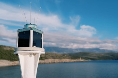 Deniz feneri deniz kenarındaki bir kutupta güneş enerjisiyle çalışan bir deniz feneri. Yüksek kalite fotoğraf