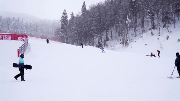 Mannen Med Snowboard Åker Skidor Från Ett Snöigt Berg Till — Stockvideo