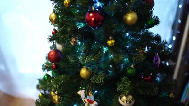 Zöld Ágak Karácsonyfa Díszített Csillogó Golyók Fényes Koszorúk Kiváló Minőségű — Stock videók