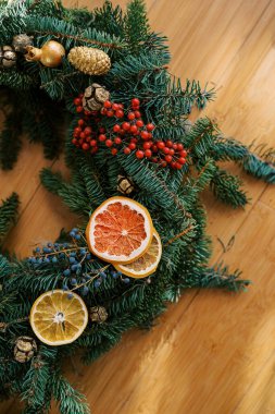 Kırmızı ve mavi böğürtlen tomurcukları yeni yıl çelenginde yatar. Kırpılmış. Üst Manzara. Yüksek kalite fotoğraf