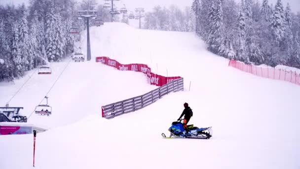 Skizentrum Kolasin 1600 Fährt Ein Tourist Mit Einem Schneemobil Einen — Stockvideo