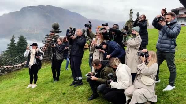 Fotografer Berdiri Gunung Hijau Dan Menembak Rekaman Berkualitas Tinggi — Stok Video