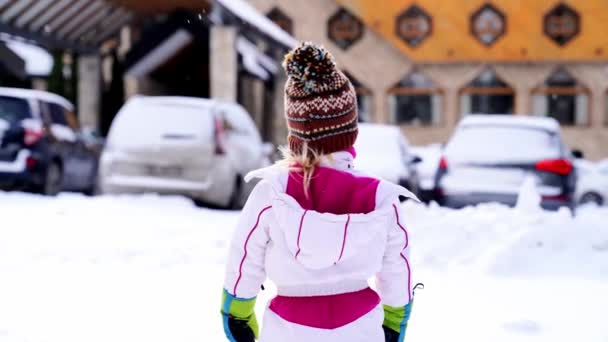 Petite Fille Costume Ski Tient Dans Neige Regarde Parking Hôtel — Video