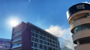 Yüksek bir binadaki yangının dumanı çatıdan yükseliyor. Yüksek kalite 4k görüntü