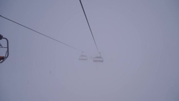 Skilift Bewegt Sich Dichten Nebel Über Die Berge Hochwertiges Filmmaterial — Stockvideo