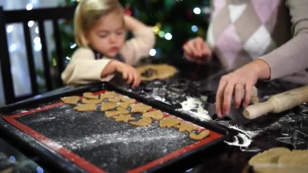 Mamãe Assiste Como Uma Menina Coloca Cortadores Biscoitos Massa Imagens — Vídeo de Stock
