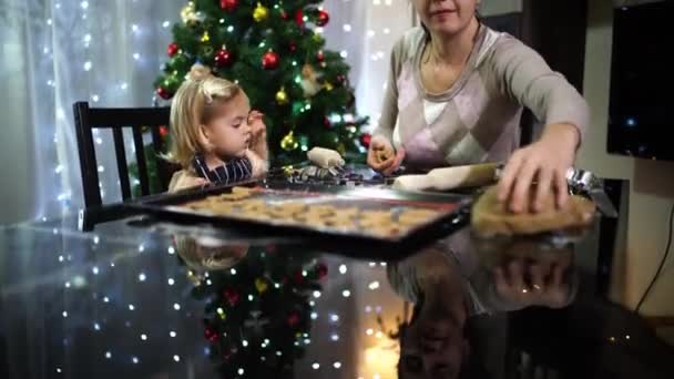 妈妈拿着一块面团出去 而一个小女孩在收集切碎的饼干 高质量的4K镜头 — 图库视频影像