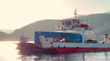 Arabaları ve kamyonları olan feribot denizde yüzüyor. Yüksek kalite 4k görüntü