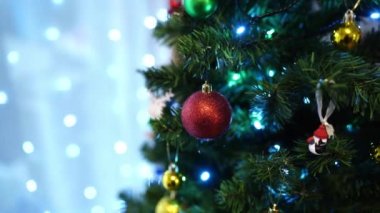 Noel ağacının yeşil dallarında parlak toplar ve parlak çelenkler. Yüksek kalite 4k görüntü